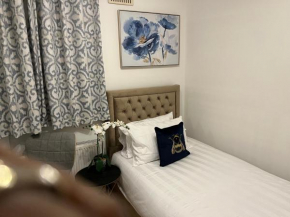 TJ Homes - Double room with Single Bed - 3 Min to Tube station - London